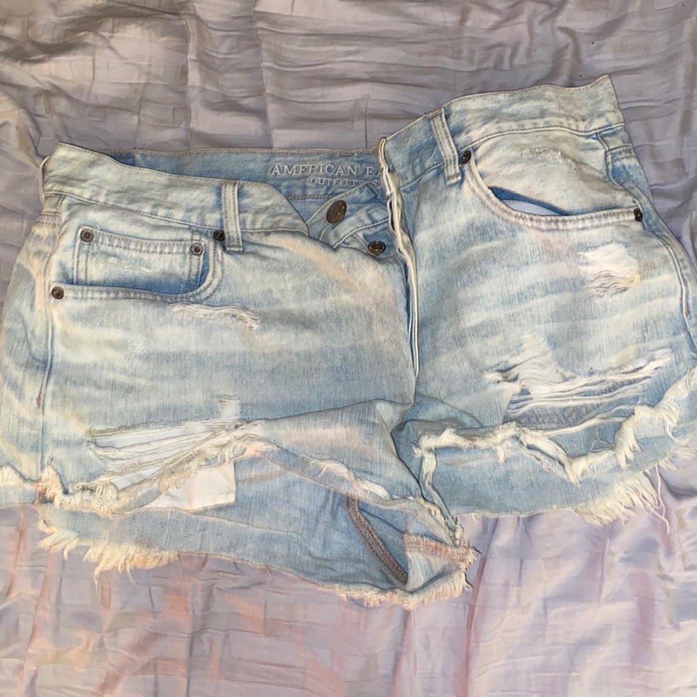 AE light wash tomgirl shorts